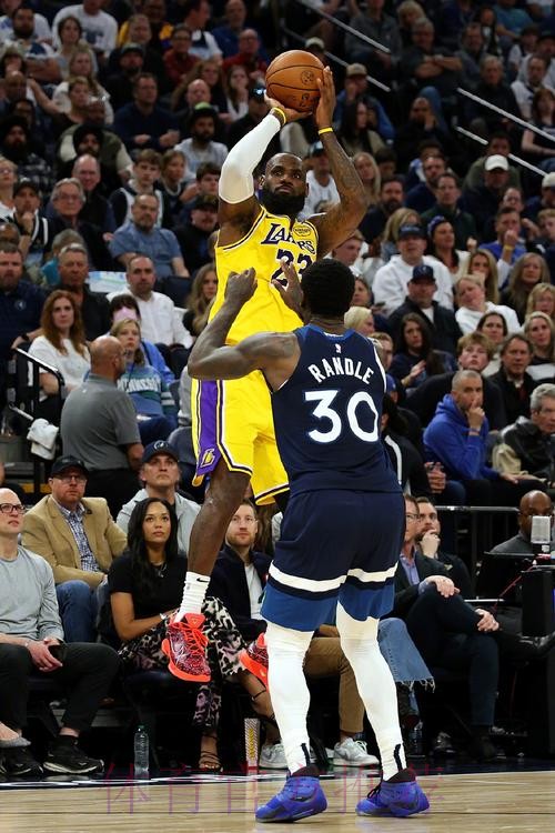 持球硬解!詹姆斯漂移三分应声入网 持球硬解!詹姆斯漂移三分应声入网